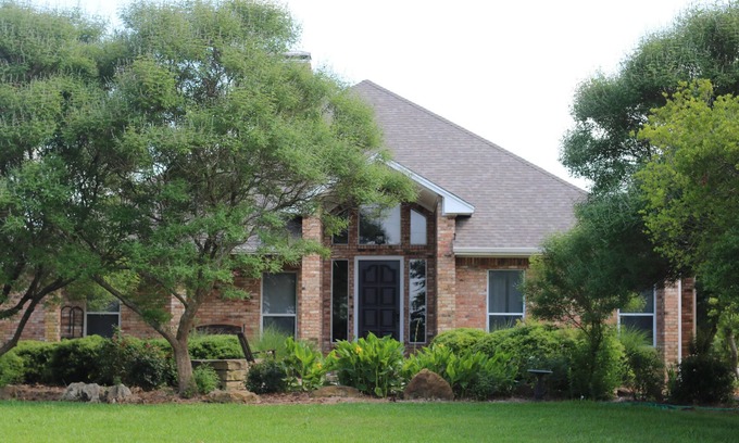 Elmo House | Secluded Ranch House with Private 4 Acre Pond