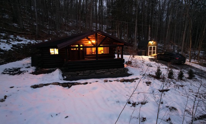 Mount Tremper Cabin | Secluded Rustic Cabin w/Wood Burning Hot Tub Close to Main Town!