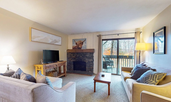 Mendon Condo | Secluded ski condo near Killington with fast WiFi, shared outdoor pool, & tennis