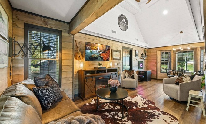 Wears Valley Cabin | Secluded Smoky Mtn Cabin w/Games-Hot Tub-Pets OK