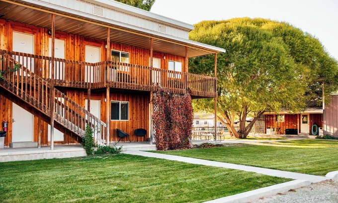 Jensen House | Secluded South Getaway Sleeps 43+ Clubhouse, Reunions, Dinosaur Quarry nearby