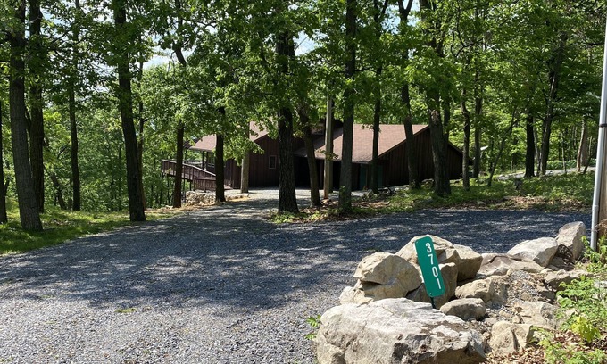 James Creek Cabin | Secluded/Spacious Cabin with 5 BR, 5 min to resort "New Kitchen coming 2026!"