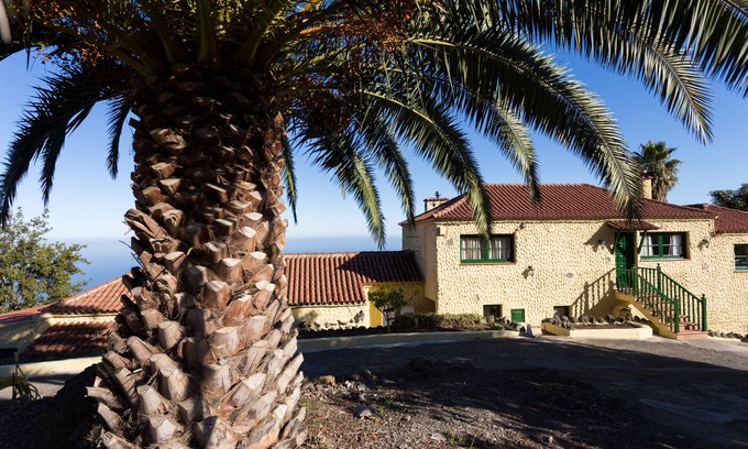 Los Realejos Apartment | SECLUDED, SUNNY, COZY, RURAL CASITA LA BRENDA WITH FREE WIFI & OPEN FIREPLACE