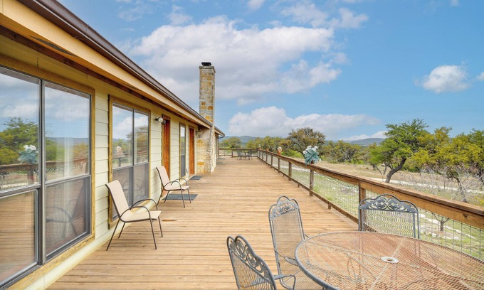 Medina House | Secluded Texas Hill Country Vacation Rental - Deck