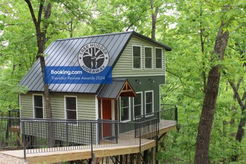 Branson House | Secluded Treehouse in the Woods - Tree Hugger Hideaway