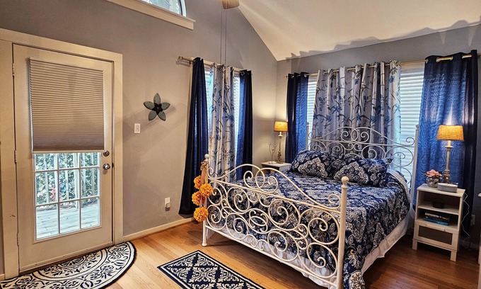 Houston Heights Cottage | Secluded Two-Story Country Style Loft with Balcony & Free Parking in The Heights