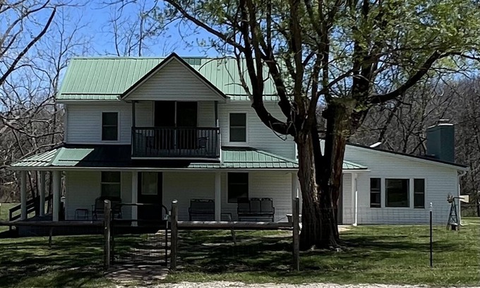 Boss Other | Secluded Upper Ozarks Farmhouse in Ozarks Mountains