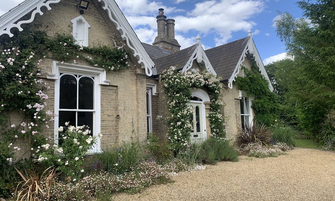 Rendham House | Secluded Victorian Gothic Cottage, pretty,garden, modern comforts. Beach 20 mins