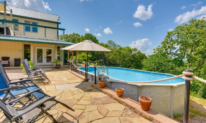 Eureka Springs Apartment | Secluded, views, Hot Tub Sleeps 4