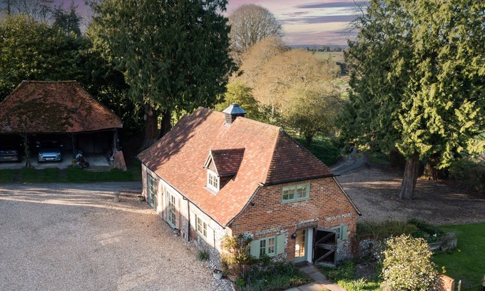 Saint Mary Bourne House | Secluded, warm & cosy cottage - rural but 10 mins easy walk of shop/pubs.
