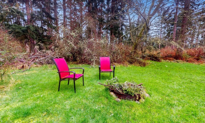 Freeland Cottage | Secluded Whidbey Island cottage with woodland views, firepit & kitchenette