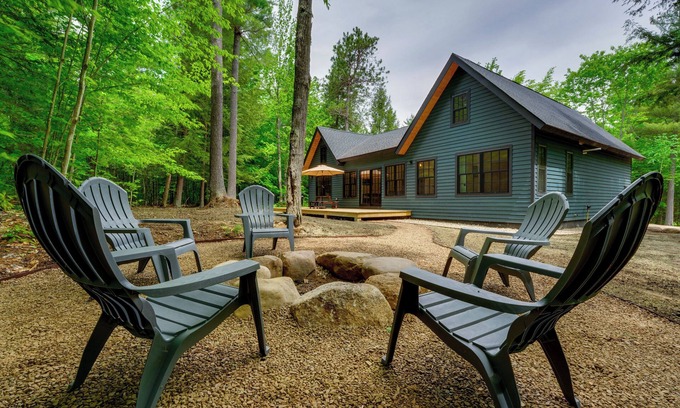 North Pole Cabin | Secluded Wilmington Cabin: Fire Pit & Grill
