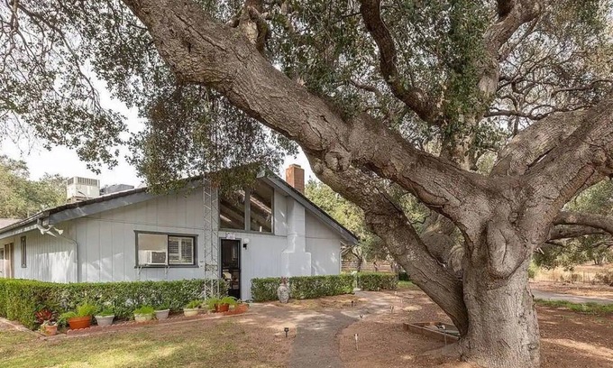 Callender Apartment | Secluded wine country retreat, full kitchen