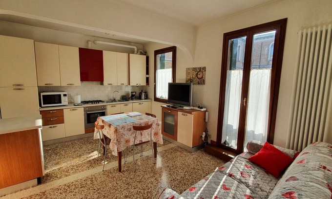 Cannaregio Apartment | Second floor apartment with balcony and canal view IT027042C23ZLO5K7X