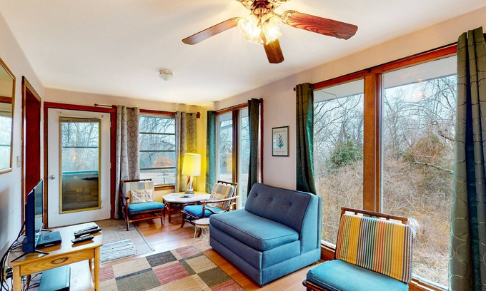 Eureka Springs House | Second-floor suite near downtown with pool, pond nearby