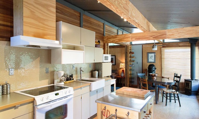 Halfmoon Bay Cottage | Secret Cove Waterfront Cottage with Hot Tub