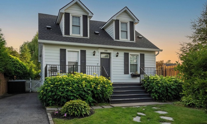 Historic Old Town House | Secret Garden Cottage in Old Town Niagara-on-the-Lake