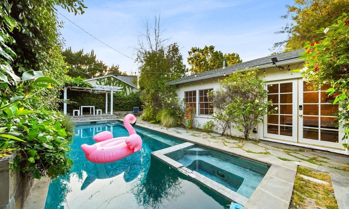 Sherman Oaks House | Secret Garden Cottage in LA: Natural Stone Heated Pool/Spa, al fresco dining