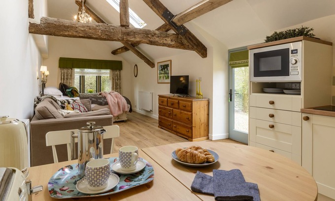 Chipping Sodbury Apartment | Secret Garden studio at Woodcock Farm