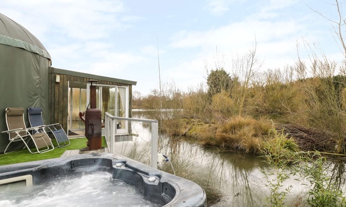 Beckford Cottage | SECRET ISLAND YURT, pet friendly, with hot tub in Beckford