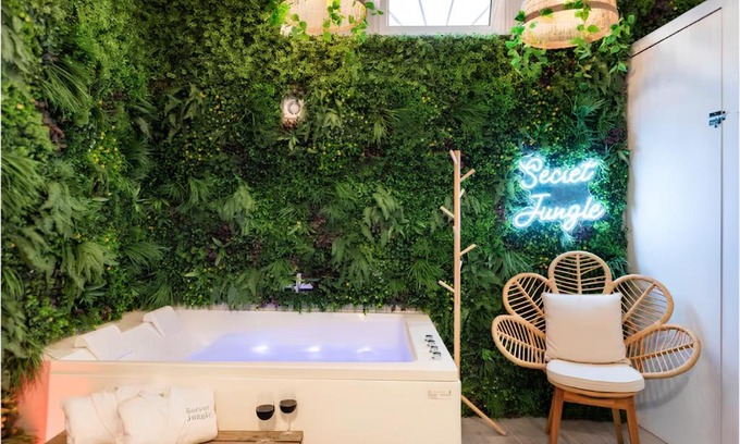Grand Parc-Paul Doumer Apartment | Secret Jungle Bordeaux Chartrons - Hyper-Centre Jacuzzi Bain Balnéo & Home cinéma