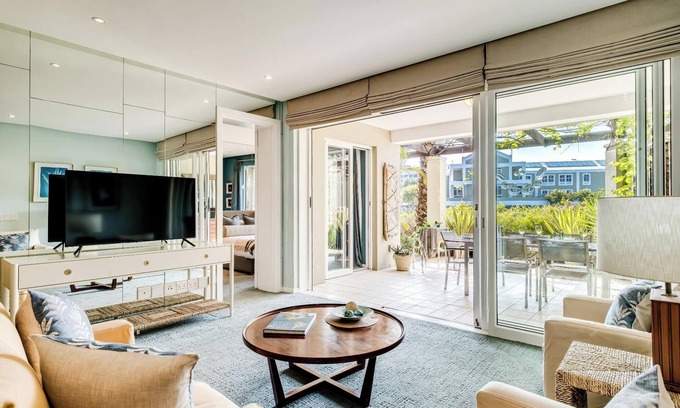 Victoria and Alfred Waterfront Apartment | Secure 2bed Apartment in the Marina Carradale 002