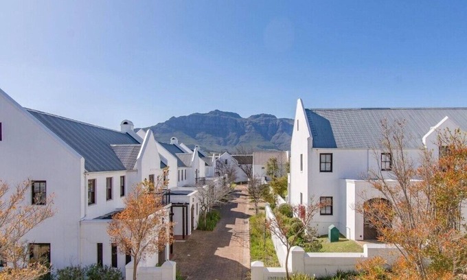Stellenbosch Apartment | Secure Golf Course Estate Lodge Living with a Winery, Restaurants, Views