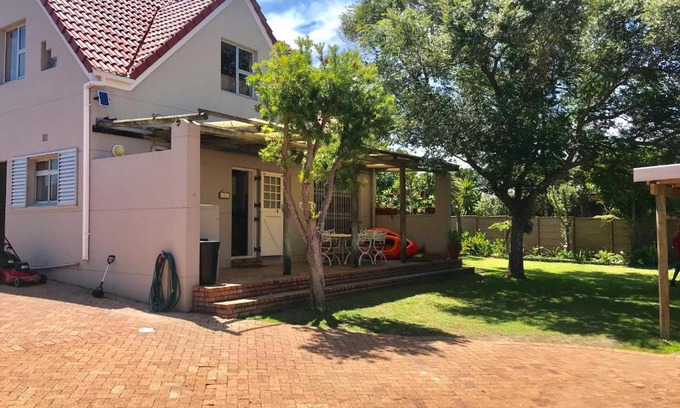 Sedgefield House | Sedgefield Kingfisher Cottage