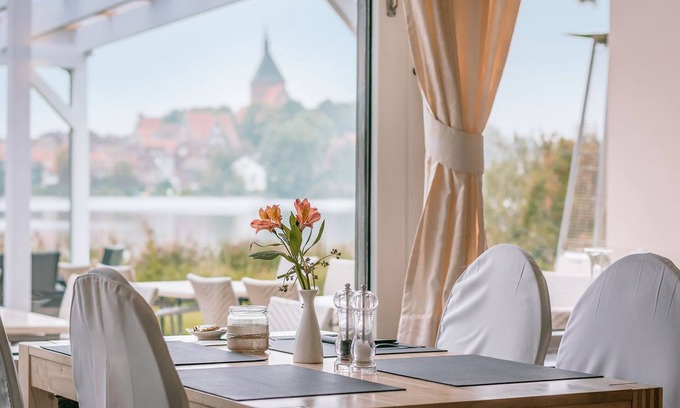 Moelln Hotel | Seehotel Schwanenhof