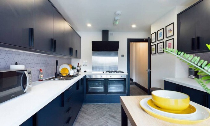 Liverpool Apartment | Sefton park maisonette ideal for CONTRACTORS/large groups
