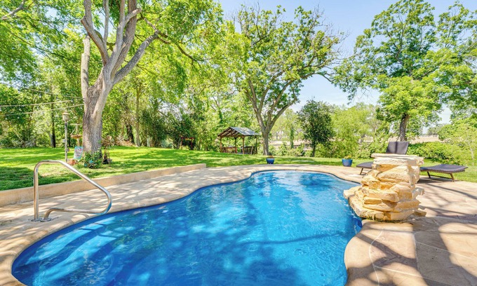 Seguin House | Seguin Riverfront Retreat: Fishing Dock + Kayaks!