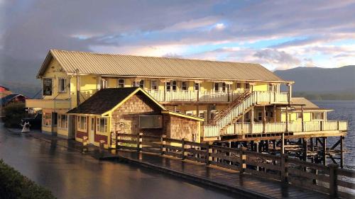 Alert Bay Hotel | Seine Boat Inn