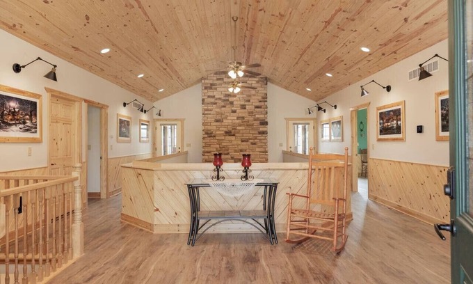 Buchanan County Apartment | Selah Hills Ranch-Queen Suite