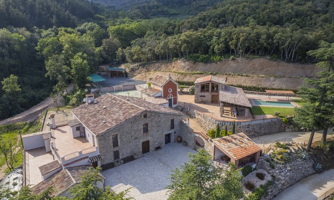 Santa Coloma de Farners Cottage | Self catering Mas Huix for 28 people