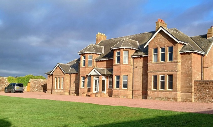 Prestwick Bed & Breakfast | Self Catering Apartment (South Wing) at St Andrews House Prestwick sleeps 5nn