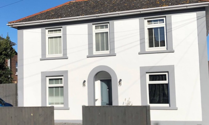 Sandown Apartment | Self catering flat, parking, 4 min walk to beach, 3 min shops. Ferry discount.