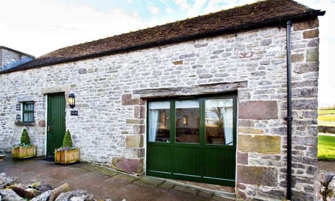 Hurdlow Cottage | Self catering holiday barn in Hurdlow, near to High Peak Trail. Sleeps 6