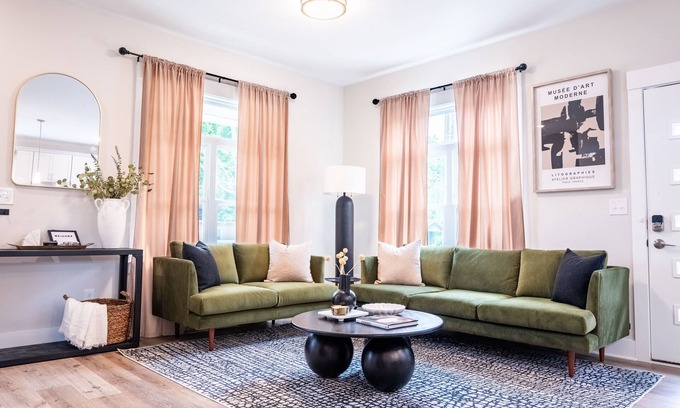 Downtown House | Self Check-In~Walk to Downtown~Newly Renovated