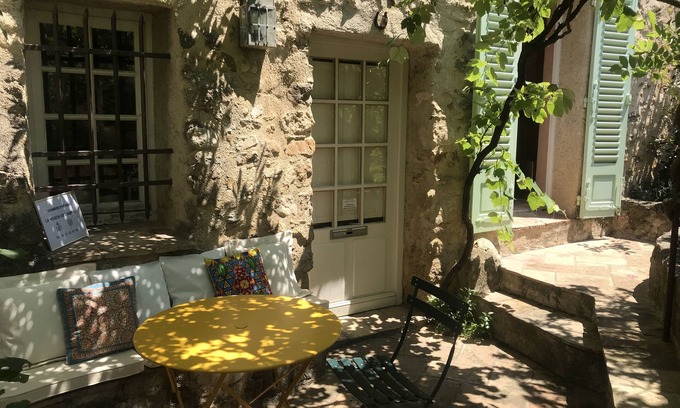 Auribeau-sur-Siagne Apartment | Self-contained room in a medieval village. Charm and silence near Cannes.