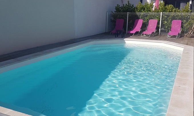 Quartier du Stade Apartment | Self-contained "Aix" apartment with terrace and swimming pool 600 m from the beach