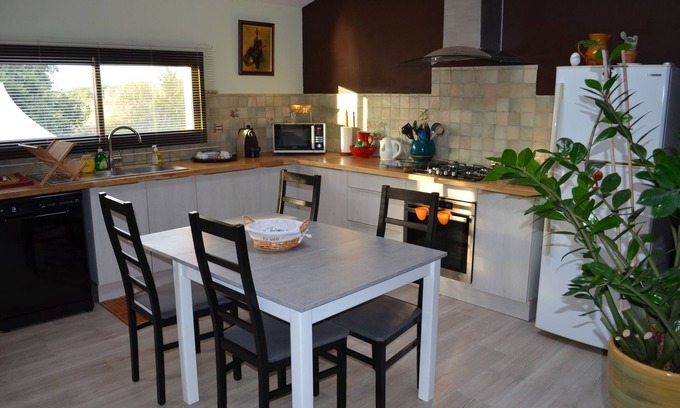 Villemur-sur-Tarn Apartment | Self-contained apartment in large house with swimming pool, guaranteed peace and quiet