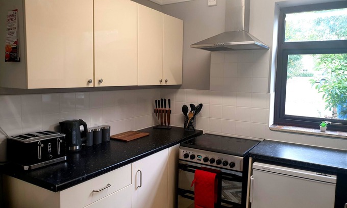 Norwich House | Self Contained 4 Bed House with Off Street Parking