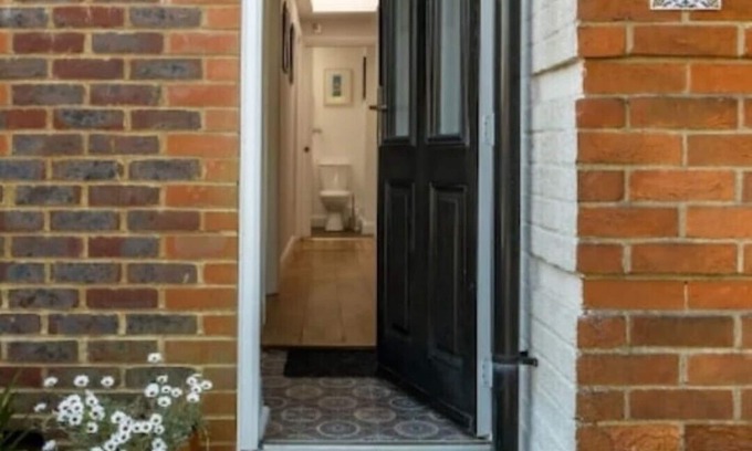 Hove Apartment | Self contained annexe, Hove ParknPrivate parking, own entrance,10 mins Brighton