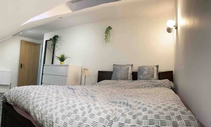 Leyton House | Self-contained flat with shared entrance and stairway