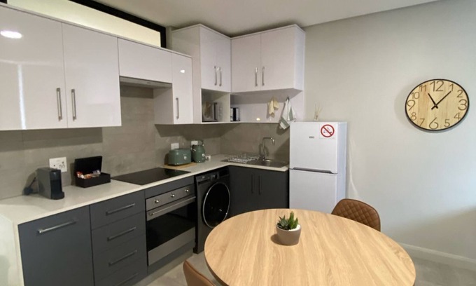 Summerstrand Apartment | Selfcatering apartment in Summerstrand featuring luxury amenities & free parking