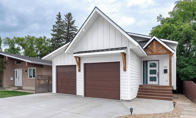 Saskatoon House | Selina's House - 2 Bed 2 Bath - Gordie Howe Arena - Beautiful Modern Build