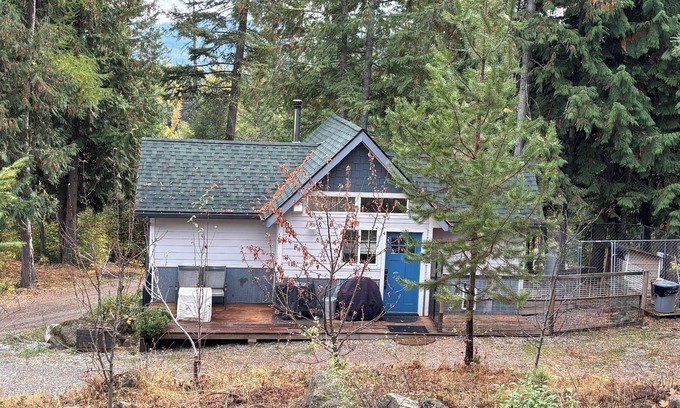 Boundary County Cabin | Selkirk Flat Retreat/pet friendly