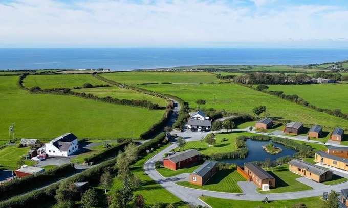 Llansantffraed Ski Chalet | Semi-detached deluxe lodge offering the perfect romantic retreat.
