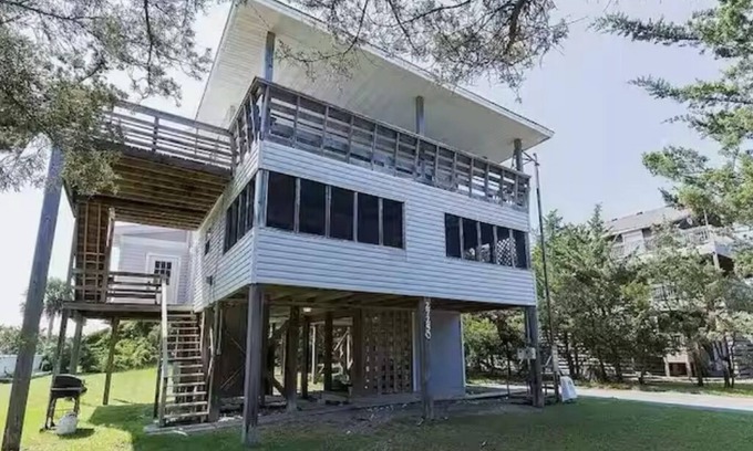 Sea Oats House | Semi oceanfront 4 bedroom home in Salvo! It’s pet friendly. Walk to the beach.