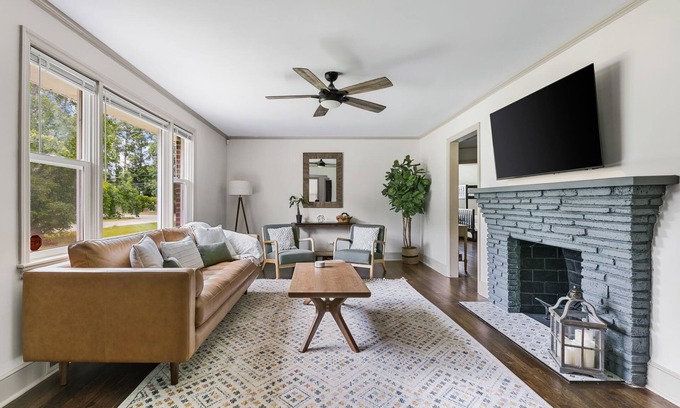 Columbia House | Seminole Stroll - Cozy 3 BR w/Pool near USC & Zoo